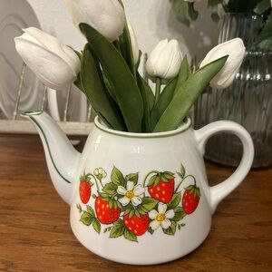 Vintage Strawberry teapot/vase *no lid*